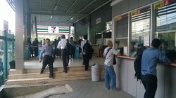 Ada Demo, Sore ini Stasiun Sudirman yang Biasanya Bak Pasar Jadi Sepi