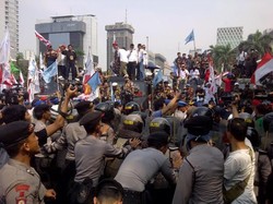 Rusak Kawat Duri, Truk Massa Prabowo Terobos Masuk ke Jl Merdeka Barat