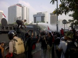 Dipukul Mundur, Massa Prabowo Lempari Polisi dengan Batu