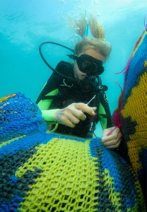 Patung Bom Rajutan di Bawah Laut Digugat Aktivis Lingkungan