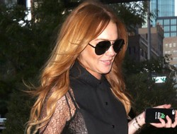 Gunakan Busana Menerawang, Bra Lindsay Lohan Terekspos