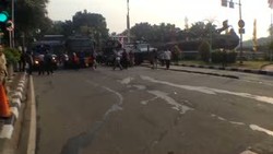 MK Dijaga Ketat, Masyarakat Asyik Foto-foto