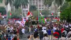 Goyang Pagar Kawat Berduri, Massa Prabowo Ingin Merangsek ke Gedung MK