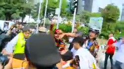 Korban Kericuhan, Seorang Ibu Dilarikan Menggunakan Ambulans