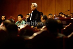 Adnan Buyung: Jokowi Harus Buktikan Kepemimpinannya Jika MK Menangkan KPU