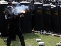 Polisi Pukul Mundur Massa Prabowo