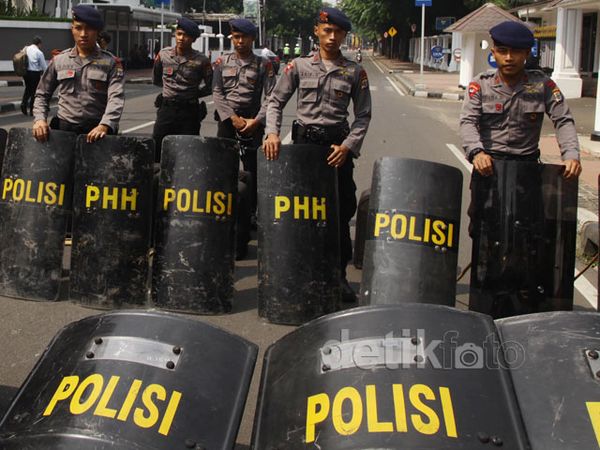 Polisi Blokade Jalan Sekitar MK