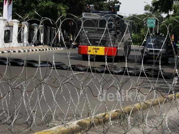 Akses Menuju Gedung MK Dijaga Kawat Duri