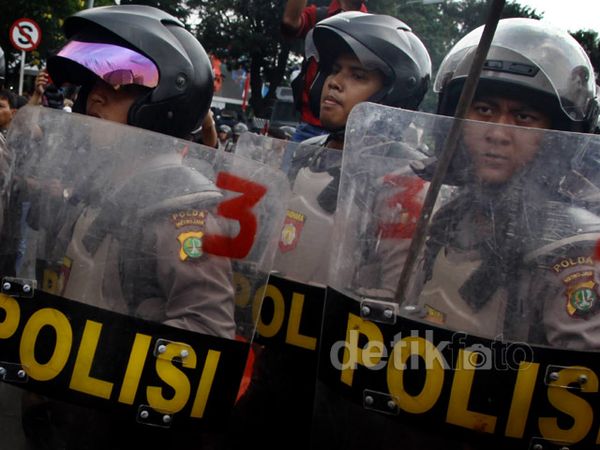 Polisi Hadang Massa Prabowo