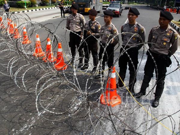 Kawat Berduri Pagari Gedung MK Kawat Berduri Pagari Gedung MK