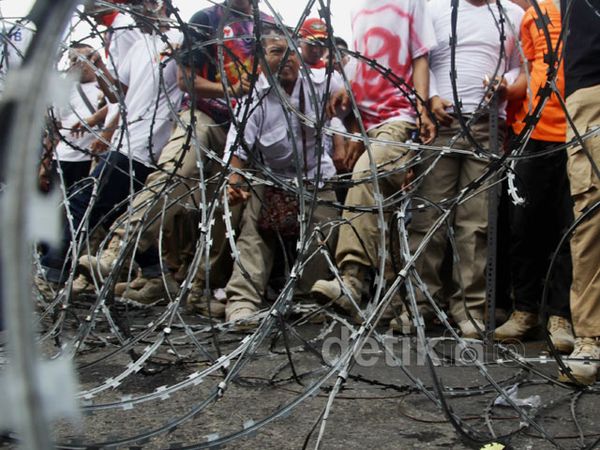 Massa Prabowo Paksa Terobos Kawat Berduri