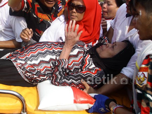 Dibubarkan Polisi, Pendukung Prabowo Pingsan