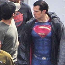 Ini Henry Cavill dengan Kostum Terbaru Superman di Lokasi Syuting