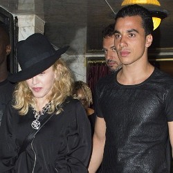 Madonna Putus dari Kekasih yang Lebih Muda 30 Tahun