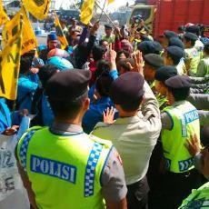 Saling Dorong Antara Polisi dan Mahasiswa Warnai Pelantikan Anggota Dewan