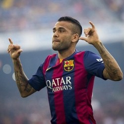 Alves: Aku Bertahan di Barca