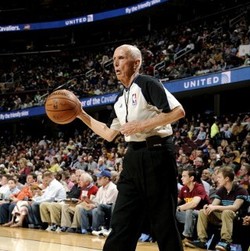 Setelah 39 Tahun Berkarier, Wasit NBA Ini Pensiun