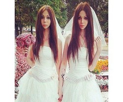 Menikah, Pasangan Kekasih Ini Sama-sama Pakai Gaun Pengantin