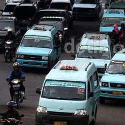 Asyik Pacaran, Trik Mereka yang Tak Mau Beri Duduk ke Ibu Hamil di Angkutan Umum