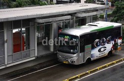 Penumpang Tak Beri Tempat Duduk Pada Ibu Hamil, Ahok: Tegakkan Hukum!