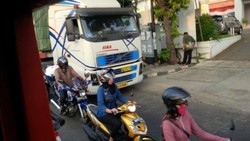 Truk Proyek Apartemen Parkir di Pinggir Jalan, Perempatan Penvil Macet Parah