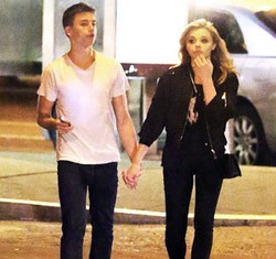 Dikabarkan Dekat dengan Brooklyn Beckham, Chloe Moretz Gandeng Pria Lain