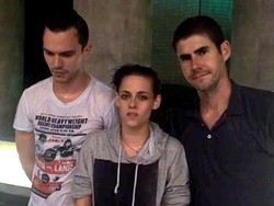 Ikutan Ice Bucket Challenge, Kristen Stewart Rendam Kepala ke Air Kotor