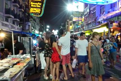 Begini Penampakan Khao San Road Setelah Tengah Malam