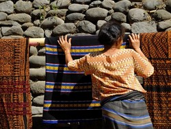 Wolotopo, Desa Cantik Penghasil Tenun Ikat di Flores