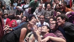 Dikawal Paspampres, Masih Bolehkah Warga Minta Selfie Bareng Jokowi?