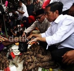 Bagaimana Paspampres Kawal Jokowi yang Hobi Blusukan?