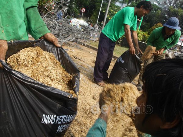 Taman Bundaran Indosat Dibersihkan