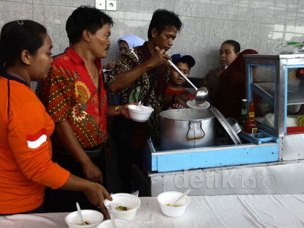 Relawan Jokowi-JK Disuguhi Jajanan Kaki Lima