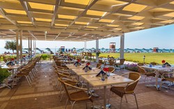 100 Turis Diduga Kena Wabah Keracunan Makanan di Hotel Mewah Yunani