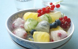 Slruup! Minuman Jadi Segar dengan Es Batu dari Cokelat dan Buah (1)