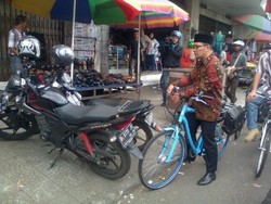 Kesal dengan Pemotor, Ridwan Kamil: Jangan Parkir di Trotoar Atuh!