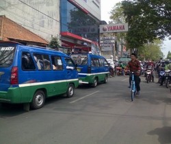 Sambil Gowes, Ridwan Kamil Pimpin Razia Parkir Liar di Bandung