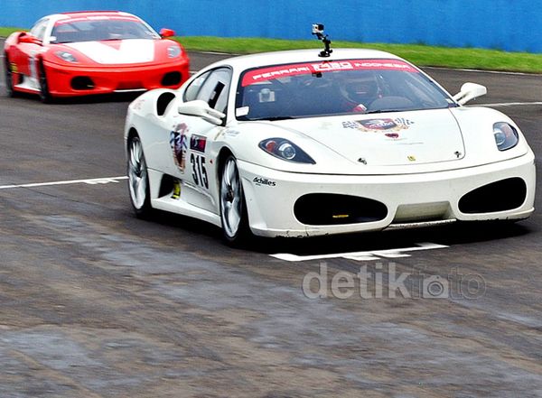 Adu Kebut Ferrari di Sentul