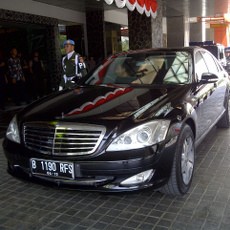 Jokowi Bertemu Relawan Pakai Mercy dari Setneg