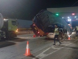 Diduga Rem Blong, Truk Penuh Muatan Terguling Timpa 2 Mobil di GT Cikupa