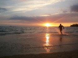 Lari Mengejar Sunset yang Romantis di Pantai Senggigi