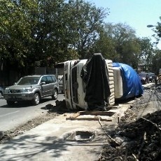 Terperosok Proyek Box Culvert, Truk Molen Terguling