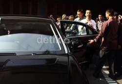 Pertahankan Kemeja Putih, Jokowi akan Mendesain Sendiri