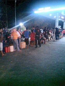 Hingga Malam Hari, Warga Antre BBM Pakai Jeriken di SPBU Cirebon