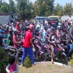 Selain di Cirebon, Antrean di SPBU Juga Terjadi Surabaya dan Kalimantan
