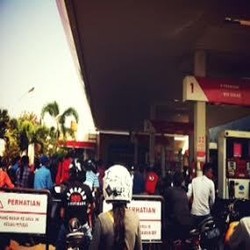 Sejak Kemarin, Warga Cirebon Antre Berjam-jam Isi BBM di SPBU