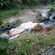 Truk Kontainer Nyemplung ke Sungai di Banyumas