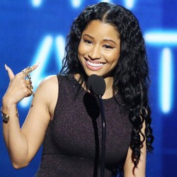 Duh, Penari Latar Nicki Minaj Digigit Ular Saat Gladi Resik