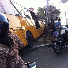 Hindari Pemotor, Bus TransJ Naik ke Trotoar di Daan Mogot