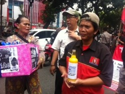 Ibu Ning Bawa Jamu Kuat untuk Anggota DPRD DKI yang Baru Dilantik